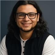 Tutor colombiano de español que enseña con empatía, cultura y buena energía